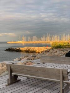 Terrasse med udsigt til Vadbæk havn